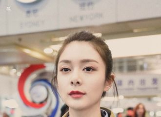[新闻]190226 傅菁昨晚北京飞巴黎开启时装周之旅 机场小傅好美一女的！