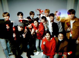 [分享]190310 应援小天使崔珉豪努力营业！东方神起演唱会后台合照公开