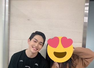 [分享]190311 出现在他人INS合照中的温流 招牌笑容释出简直犯规！