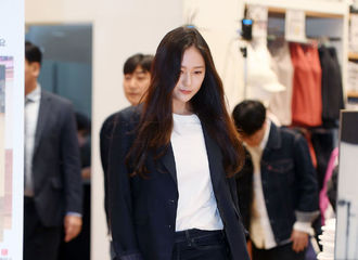 [新闻]190315 郑秀晶现身品牌活动现场 展现成熟魅力
