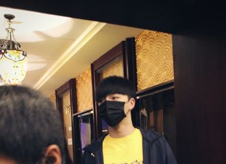 [分享]210410 那年今日| 清晨就出发上班的奶黄包 不忘温柔收下粉丝递的信件