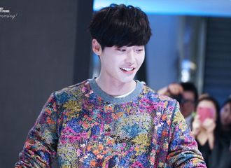 [分享]190429 这花衣裳幸亏是欧巴穿了 不然谁穿都像大妈呀！