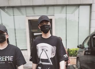 [分享]210518 那年今日| 陈立农横店上班打卡 是哥特风暗黑系小子