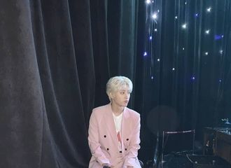 [新闻]190608 iKON B.I舞台下的粉红男孩，点燃粉丝心火的外貌