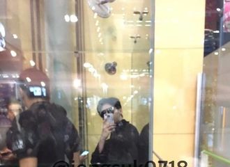 [分享]190621 和粉丝在对拍的欧巴 这个人怎么这么暖呀