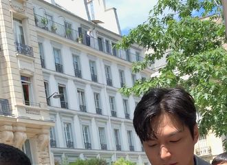 [新闻]190623 李敏镐巴黎时装周生图，不经修饰的外貌和身材令人感叹！