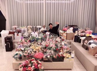 [新闻]190623 李敏镐更博感谢为他庆祝生日的粉丝们，礼物海里面的帅气哥哥