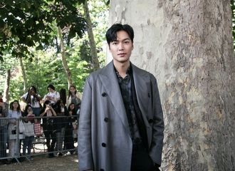 [新闻]190624 MYM官方更新李敏镐参加伯尔鲁帝2020春夏男装大秀现场绝美图~
