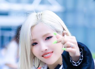 [新闻]190630 昨日音中外出 外表girlcrush实则一个个都是小甜心的小娟 MINNIE 雨琦~