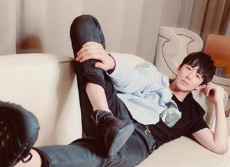 [新闻]190709 提前透题！刘宇宁更新微博晒沙发自拍照暗藏玄机