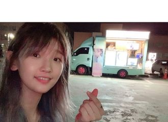 [新闻]190709 朴素丹，Apink娜恩送来的咖啡车备受感动“娜恩尼，谢谢啦”