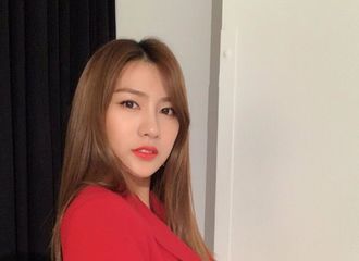 [分享]190713 “挑衅的眼神”......吴夏荣，红唇+红色夹克“魅惑姿态”