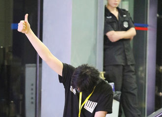[新闻]190715 刘宇宁《天天向上》录制下班图 暖心与粉丝互动大力认证应援