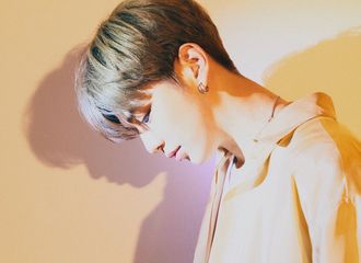 [新闻]190717 姜丹尼尔，蓝色→紫色→黄色...“color on me”色彩感鬼才