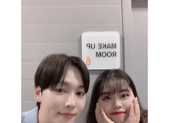 [分享]190720 节目pd成功追星 incir收获了金秦禹签名CD与合影