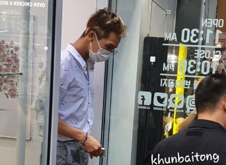 [分享]190723 网友某饰品店捕捉时尚旻浩  戴口罩也挡不住的帅气！