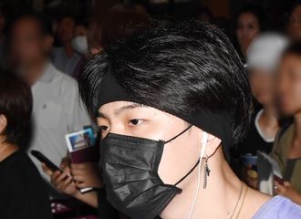 [新闻]190723 iKON现身金浦机场前往日本 展现各色机场时尚