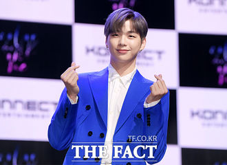 [新闻]190725 终于等到你！姜丹尼尔蓝色西装亮相新专发售纪念SHOWCASE