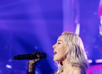 [新闻]190804 Tiffany Young单独演唱会秀英&徐贤惊喜登场...《再次相见的世界》热唱