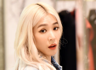 [新闻]190806 Tiffany Young购物中途被记者捕捉 耀眼金发牛仔时尚实力吸精！