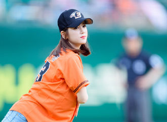 [新闻]190806 为“韩华鹰”开球的小姐姐，明朗清爽的“初珑”女神