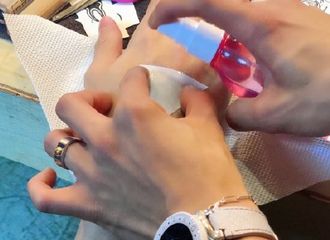 [新闻]190811 宋旻浩变身为一日纹身师，期待有纹身贴的小漂亮！