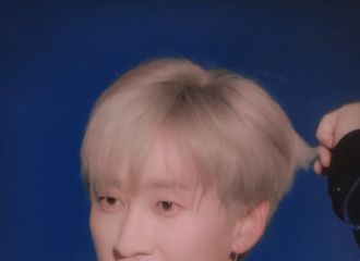 [新闻]190811 在大夏天里带来活力素 D欧巴和E欧巴今晚公演热情嗨翻天