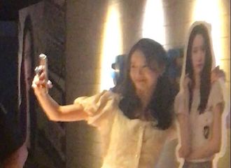 [分享]190812  在“林允儿馆”拍摄认证照的林允儿本人 模糊画质也挡不住的笑颜