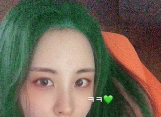 [分享]190812 徐贤公开近况照“绿色的新发色”也很适合呢