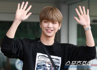 [新闻]190814 姜丹尼尔机场路可爱微笑，机场时尚王！