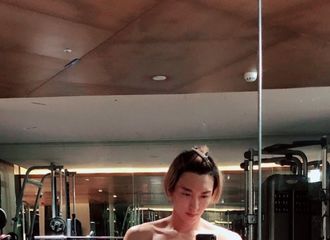 [分享]190815 穿衣显瘦脱衣有肉 利特晒巧克力腹肌照