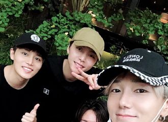 [分享]190816 艺声偶遇师弟团NCT留下合影 这完全就是一个团的成员嘛！