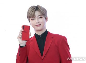 [新闻]190819 姜丹尼尔身着红色西装，完美现身！！！