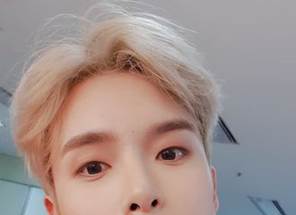 [分享]190819 厉旭孤独房上传多张自拍 撩起刘海营造出凌乱美