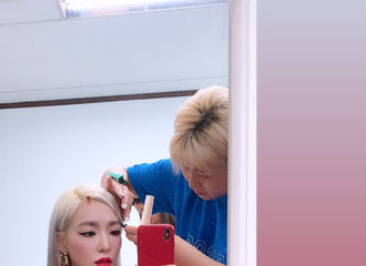 [分享]190820 Tiffany Young金发红唇诱惑 迷人魅力无人可挡