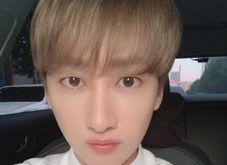 [分享]190821 微博专属帅哥自拍 你的金发顺毛盒突然上线