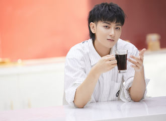 [新闻]190822 韬boss拍摄广告花絮图来袭 温暖笑容为你开启美好的一天