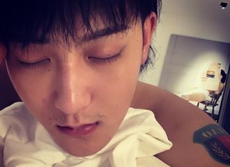 [新闻]190823 黄子韬凌晨三更INS说晚安 晒床照开撩海浪