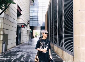 [分享]190831 艺声充满时尚感的街拍大片出炉 今天份的心动男孩