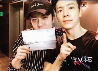 [分享]190914 东海晒与EXO世勋亲密的合影，传达中秋问候