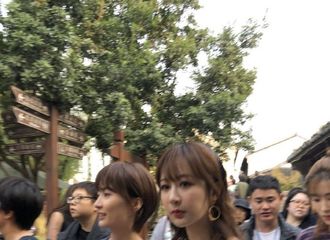 [新闻]191104 《余生，请多指教》最新路透曝光 小猴紫露肩造型超级甜甜甜