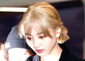 [新闻]191127 TWICE因AAA颁奖礼行程飞越南，全员默契all black时尚！