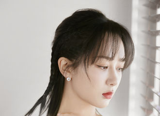 [新闻]191206 杨紫薄荷绿轻纱裙亮相品牌活动 温婉柔美又不失俏皮灵动