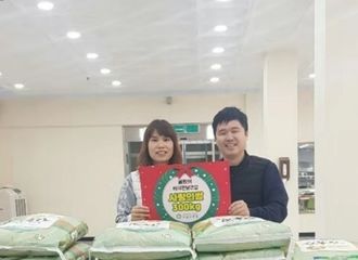 [新闻]191227 黄致列韩国巡演济州岛站海内外26个粉丝团体共同捐赠大米2.53吨