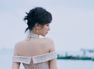 [新闻]191231 杨紫以一袭渐变星空裙亮相湖南卫视跨年盛典 温暖献唱《有可能的夜晚》清甜动人