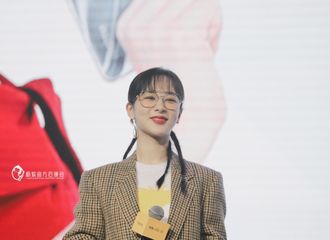 [新闻]200107 杨紫空降手机新品发布会 这位称职的代言人值得满分！