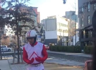 [新闻]200115 变身外卖小哥街头大跳TWICE舞蹈？今日份《Player2》拍摄路透来袭！