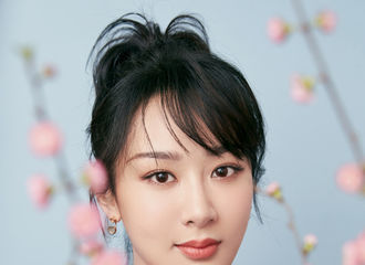 [新闻]200129 杨文静新春贺岁look如春风拂面 身着粉色连衣裙演绎少女清新