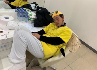 [分享]200213 一只累坏了的“大黄蜂”，趁他睡着烈火们快偷偷拐回家吧