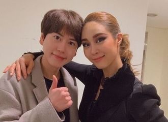 [分享]200314 圭贤公开观看音乐剧《Rebecca》认证照！亲密造型展现前后辈间的温暖友情